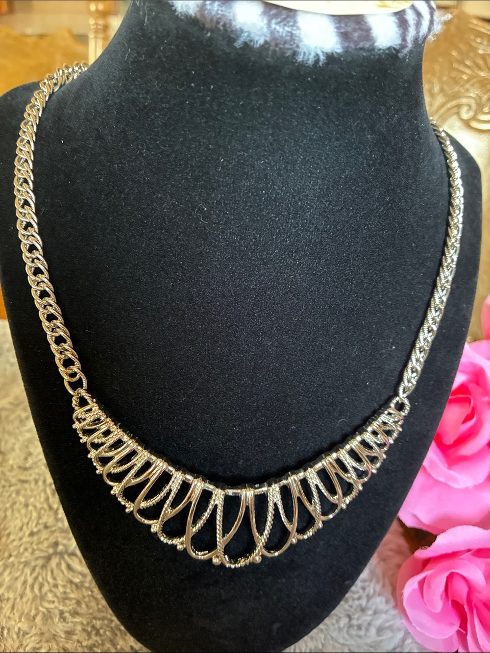 Avon Gold-Tone Scalloped Loop Necklace
